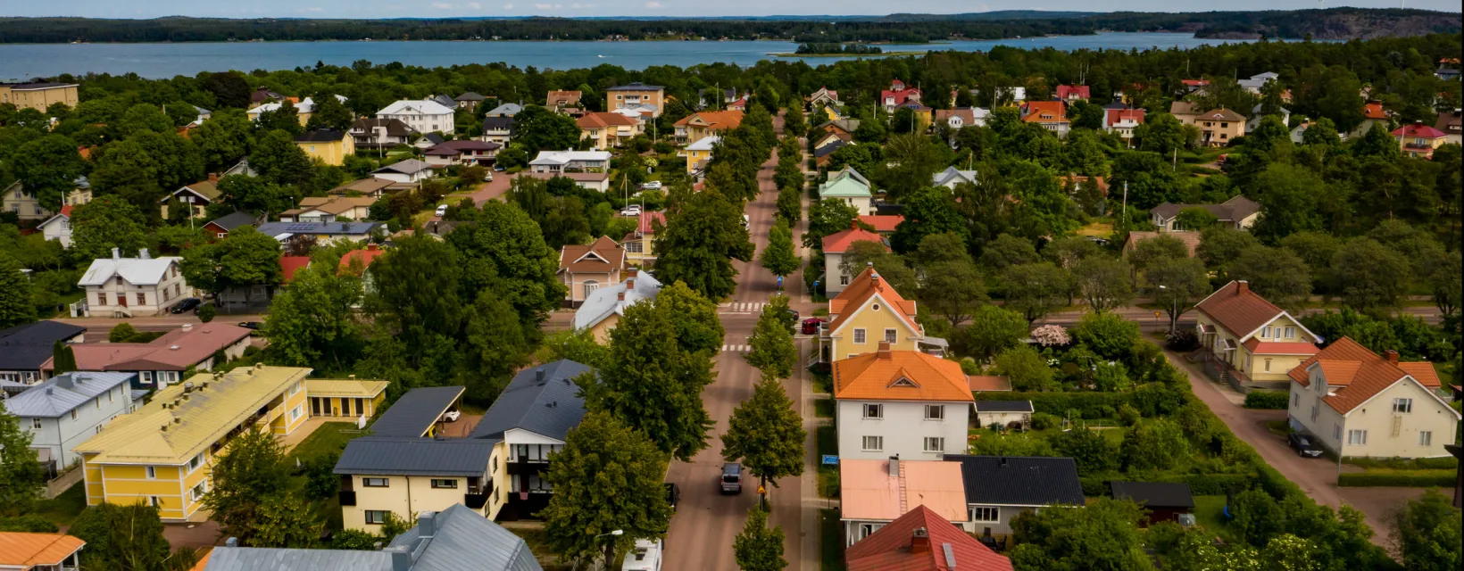 Flygvy över Mariehamn med havet i bakgrunden.