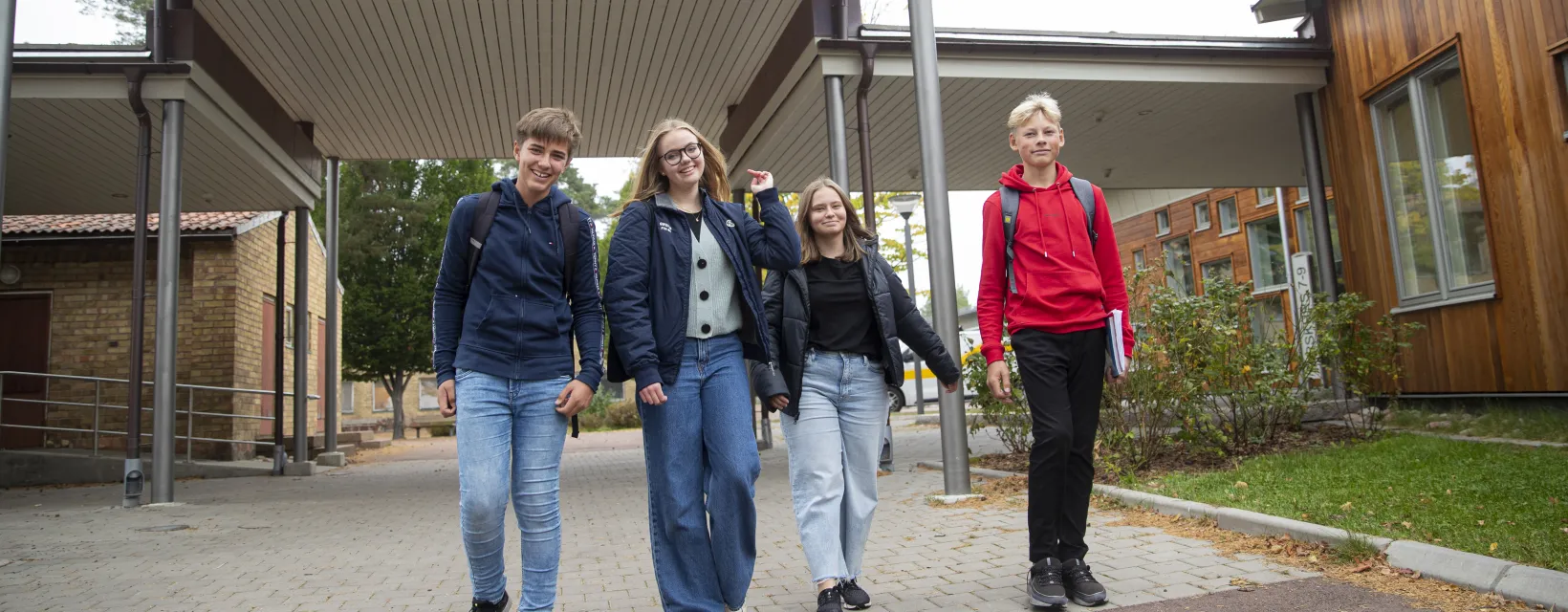 Elever utanför Övernäs högstadieskola på Åland.