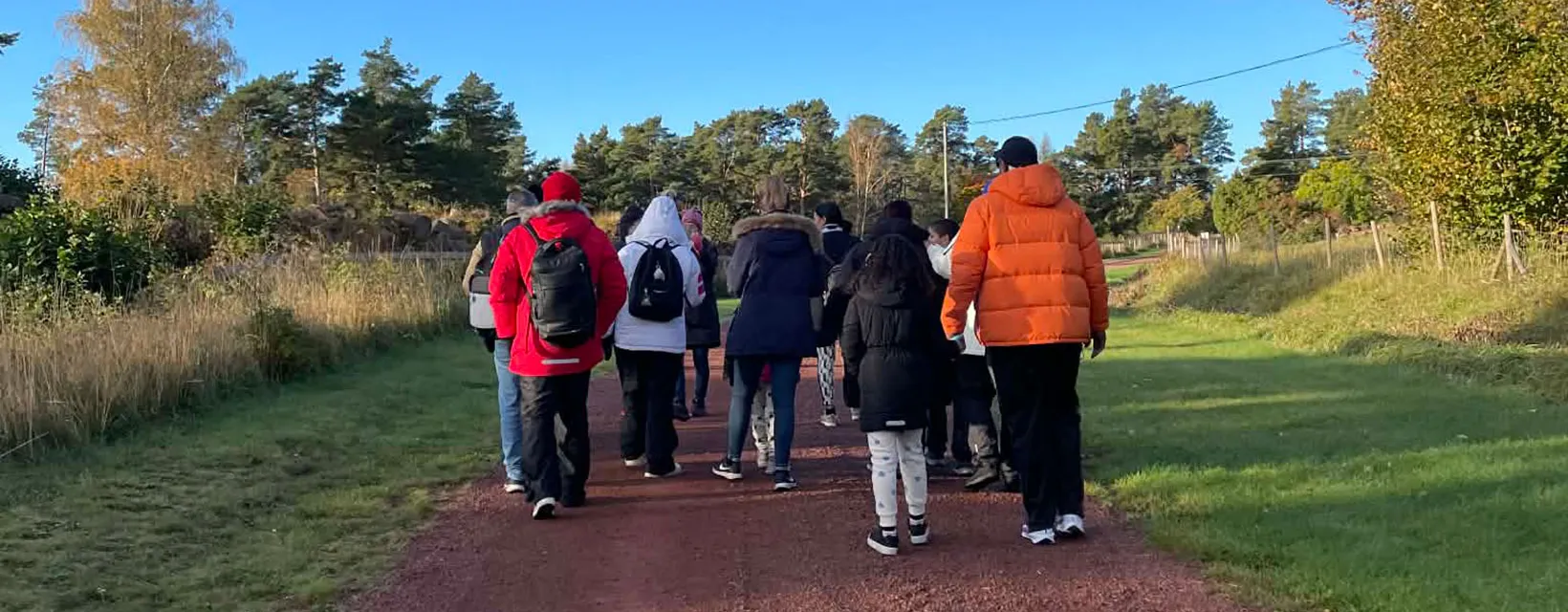 Kvotflyktingar från Venezuela promenerar i Mariehamn.