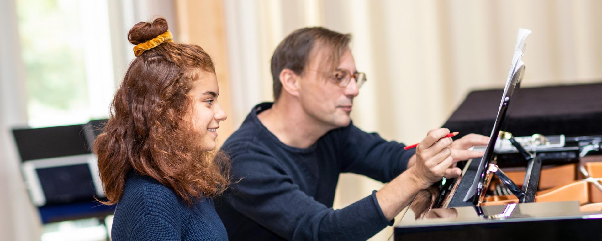 Elev och lärare har pianolektion vid Ålands musikinstitut.