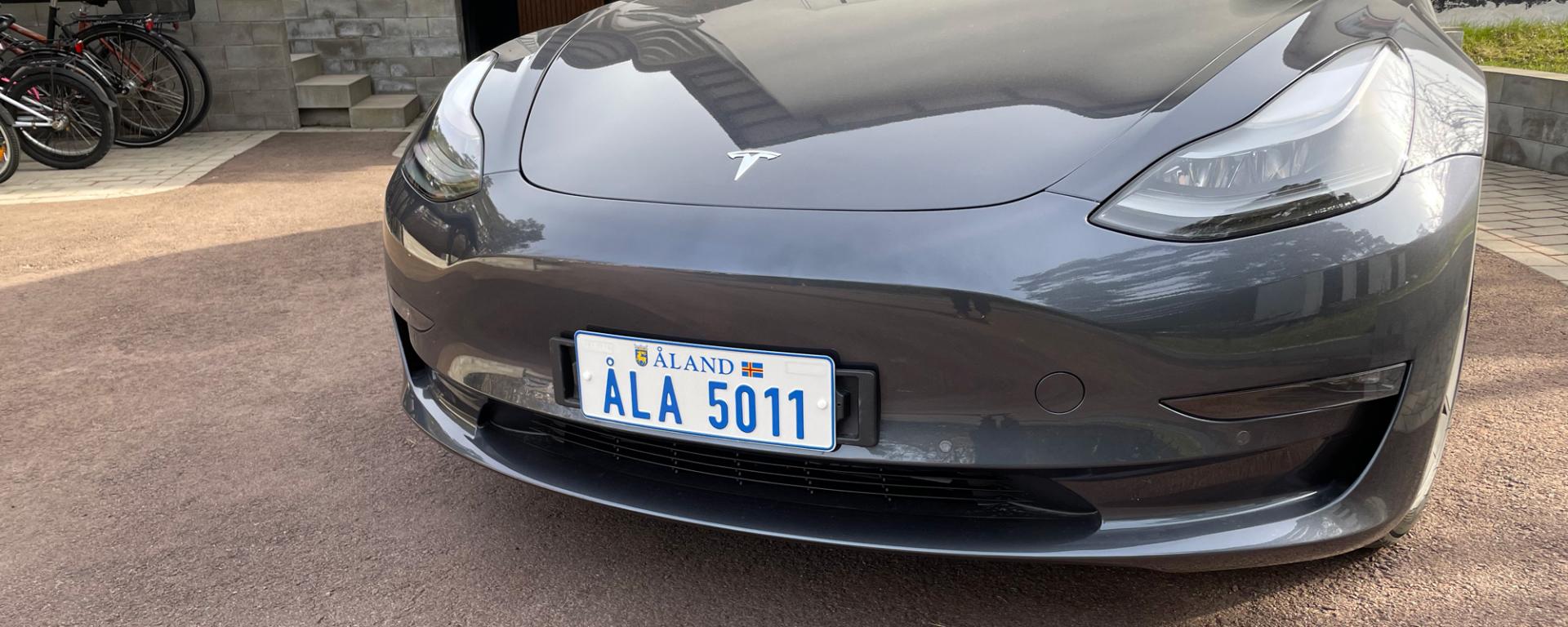 Åländsk registerskylt på Tesla 3.