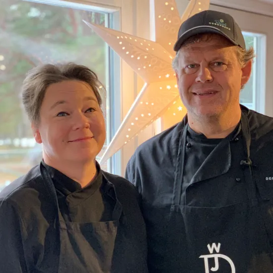 Pia och Petri vid Degersand och Restaurang Q.