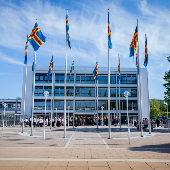 Ålands landskapsregering och lagtinget. Exteriör med hissade Ålandsflaggor.