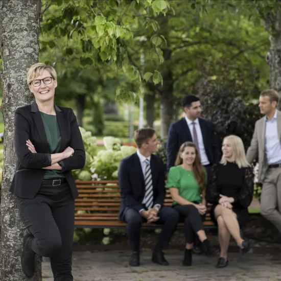 Personal från Ålandsbanken, fotograferade utomhus i lummigt Mariehamn. Foto: Ålandsbanken, Therese Andersson Blick.