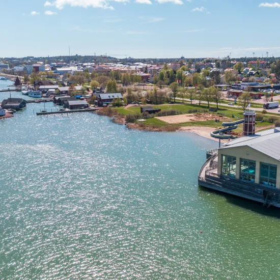 Flygfoto över Mariehamns östra hamn med badhuset Mariebad i förgrunden.