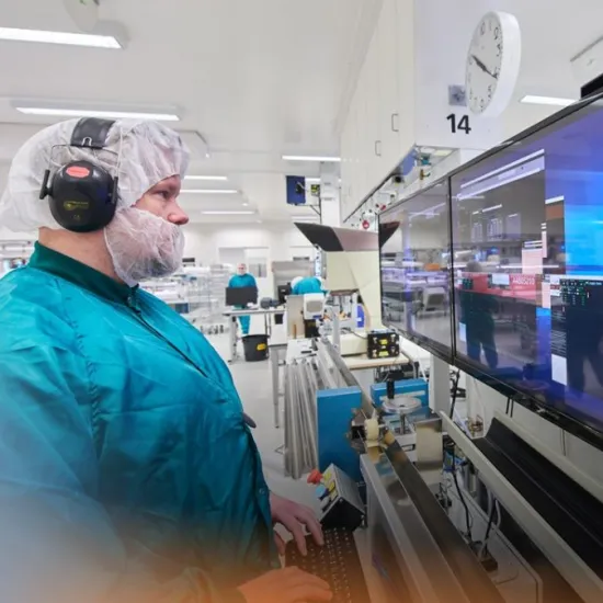 Personal vid Optinova, ett högteknologiskt företag på Åland som specialiserat sig på att tillverka avancerade lösningar inom polymerindustrin.