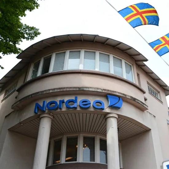 Flaggor utanför Nordeas kontor i Mariehamn. Foto: Ålands Radio & TV.