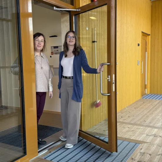 Andrea Björnhuvud och Sofia Olander vid Möckelö daghem i Jomala.