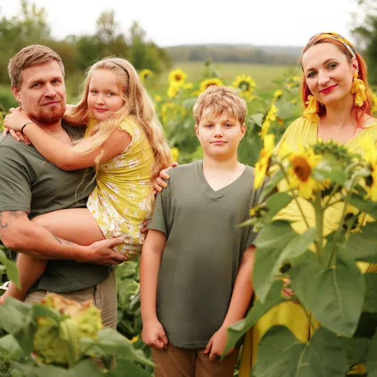Kristine Logoss Dzene med familj bland solrosor.
