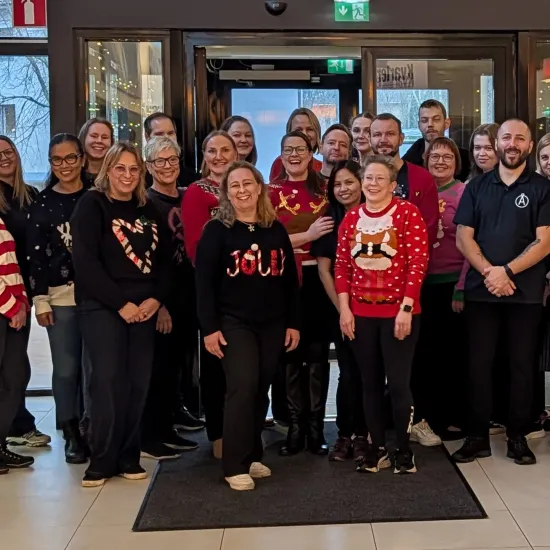 Personalen vid Ålandshotels med jultröjor.