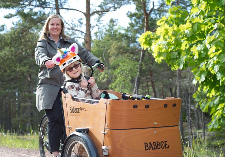 Katja Meitz cyklar med sin dotter.