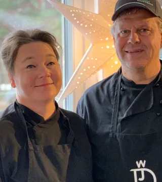 Pia och Petri vid Degersand och Restaurang Q.
