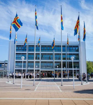 Ålands landskapsregering och lagtinget. Exteriör med hissade Ålandsflaggor.