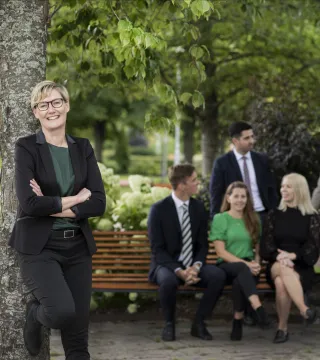Personal från Ålandsbanken, fotograferade utomhus i lummigt Mariehamn. Foto: Ålandsbanken, Therese Andersson Blick.