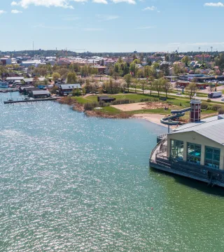 Flygfoto över Mariehamns östra hamn med badhuset Mariebad i förgrunden.