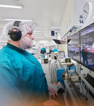 Personal vid Optinova, ett högteknologiskt företag på Åland som specialiserat sig på att tillverka avancerade lösningar inom polymerindustrin.