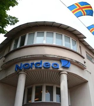 Flaggor utanför Nordeas kontor i Mariehamn. Foto: Ålands Radio & TV.
