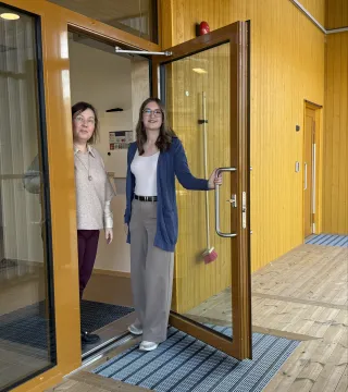 Andrea Björnhuvud och Sofia Olander vid Möckelö daghem i Jomala.