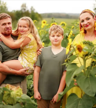 Kristine Logoss Dzene med familj bland solrosor.