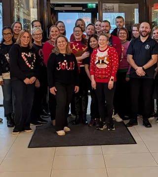 Personalen vid Ålandshotels med jultröjor.