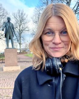 Hanna Saurén framför Julius Sundbloms staty i Mariehamn.