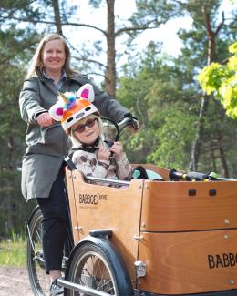 Katja Meitz cyklar med sin dotter.