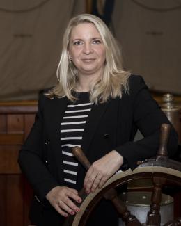 Veronica Johansson vid rodret vid Ålands sjöfartsmuseum.