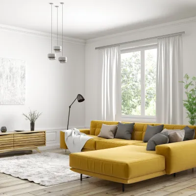 Hyreslägenhet med senapsgul soffa.