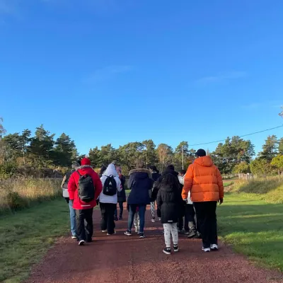 Kvotflyktingar från Venezuela promenerar i Mariehamn.