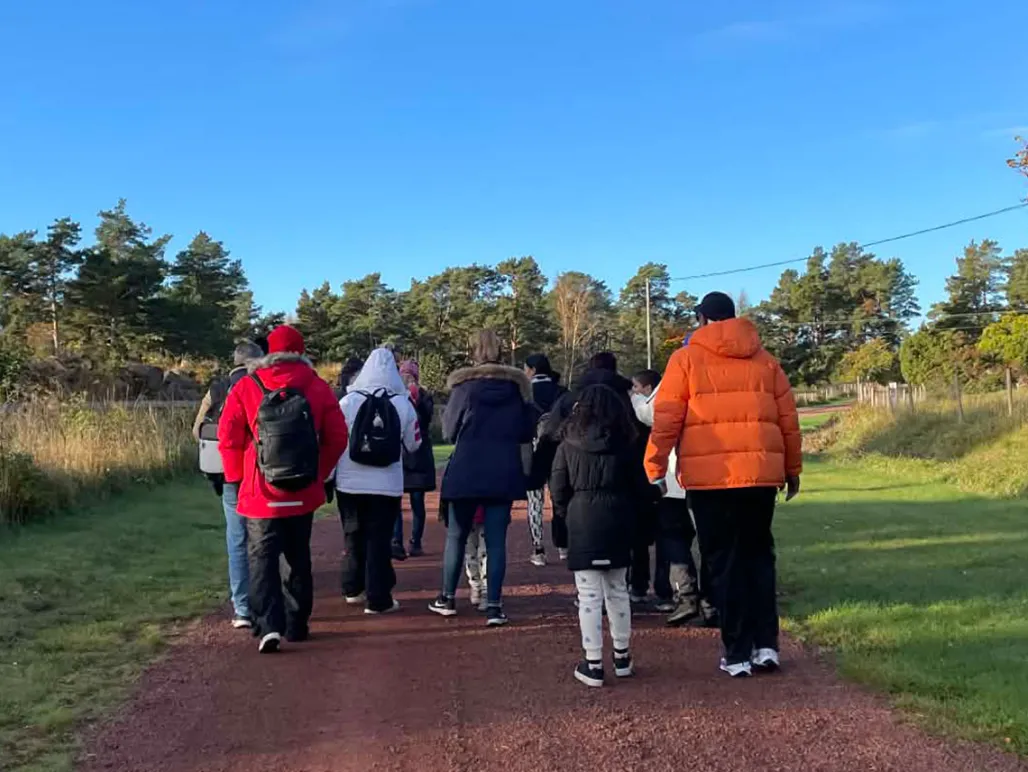 Kvotflyktingar från Venezuela promenerar i Mariehamn.